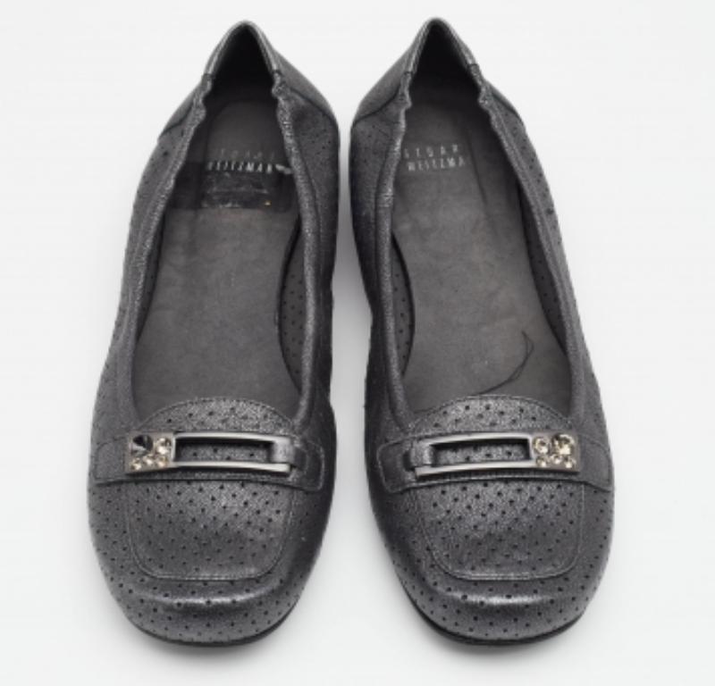 Stuart Weitzman Grau Perforiertes Leder Kristall Slip On Loafers Größe 41 im Zustand „Gut“ im Angebot in Dubai, Al Qouz 2