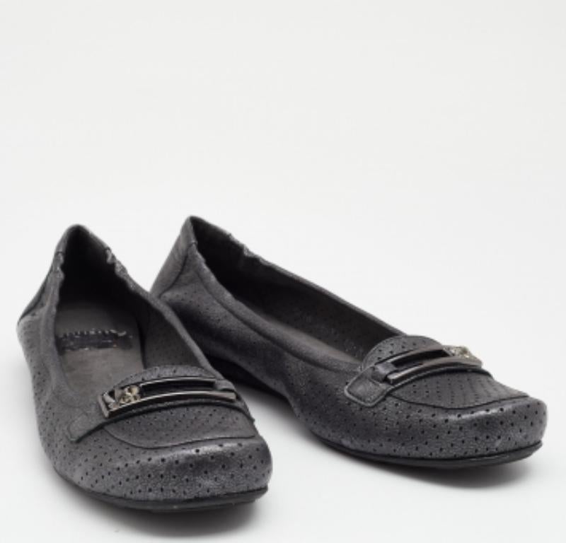 Stuart Weitzman Grau Perforiertes Leder Kristall Slip On Loafers Größe 41 Damen im Angebot