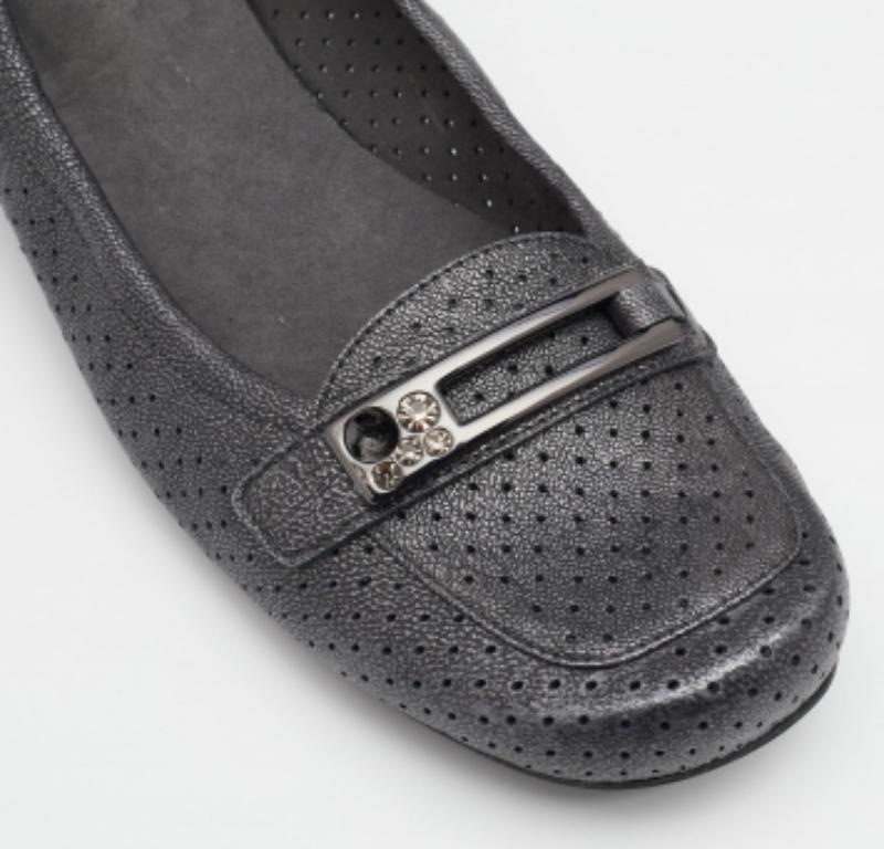 Stuart Weitzman Grau Perforiertes Leder Kristall Slip On Loafers Größe 41 im Angebot 1