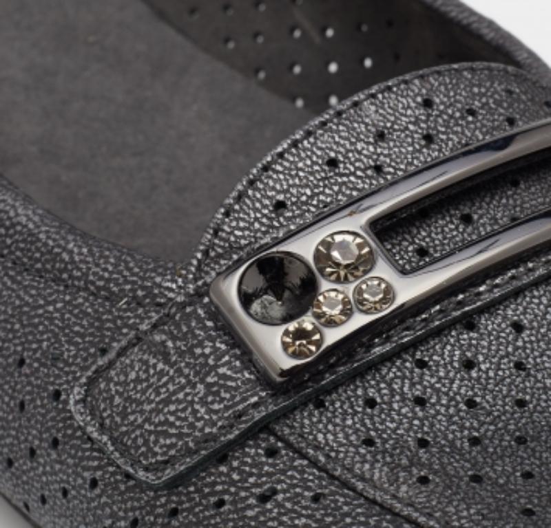 Stuart Weitzman Grau Perforiertes Leder Kristall Slip On Loafers Größe 41 im Angebot 2