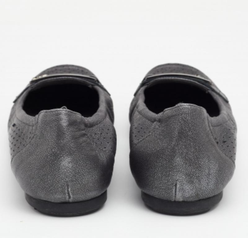 Stuart Weitzman Grau Perforiertes Leder Kristall Slip On Loafers Größe 41 im Angebot 3