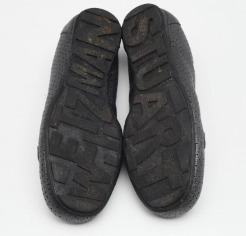 Stuart Weitzman Grau Perforiertes Leder Kristall Slip On Loafers Größe 41 im Angebot 4