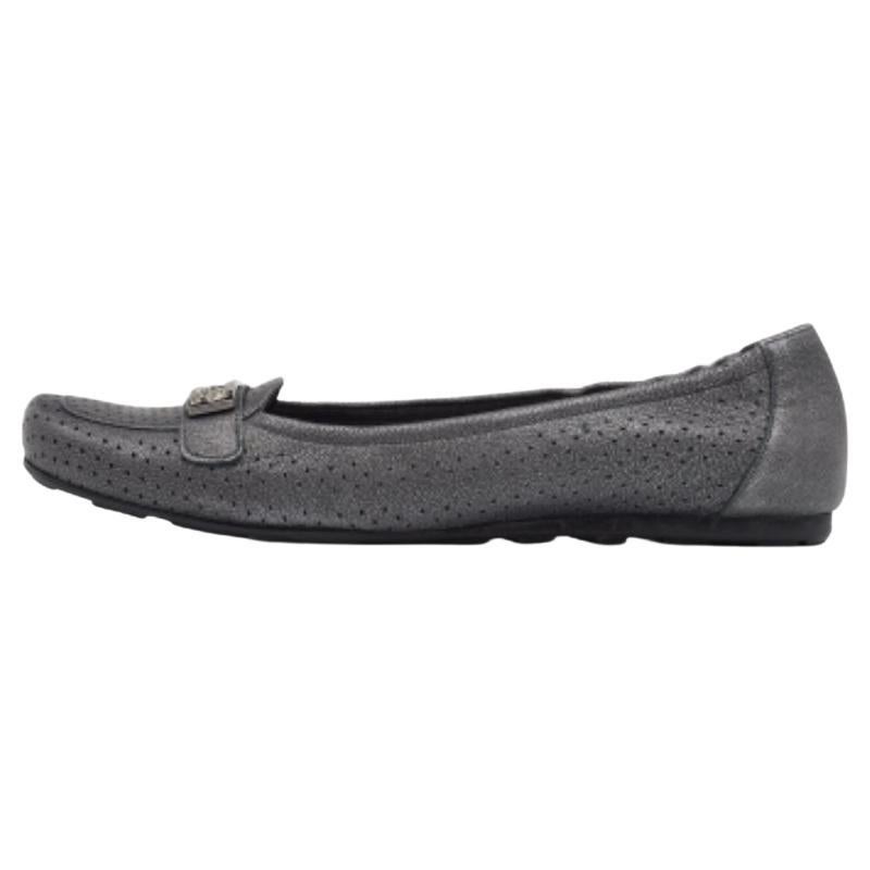 Stuart Weitzman Grau Perforiertes Leder Kristall Slip On Loafers Größe 41 im Angebot