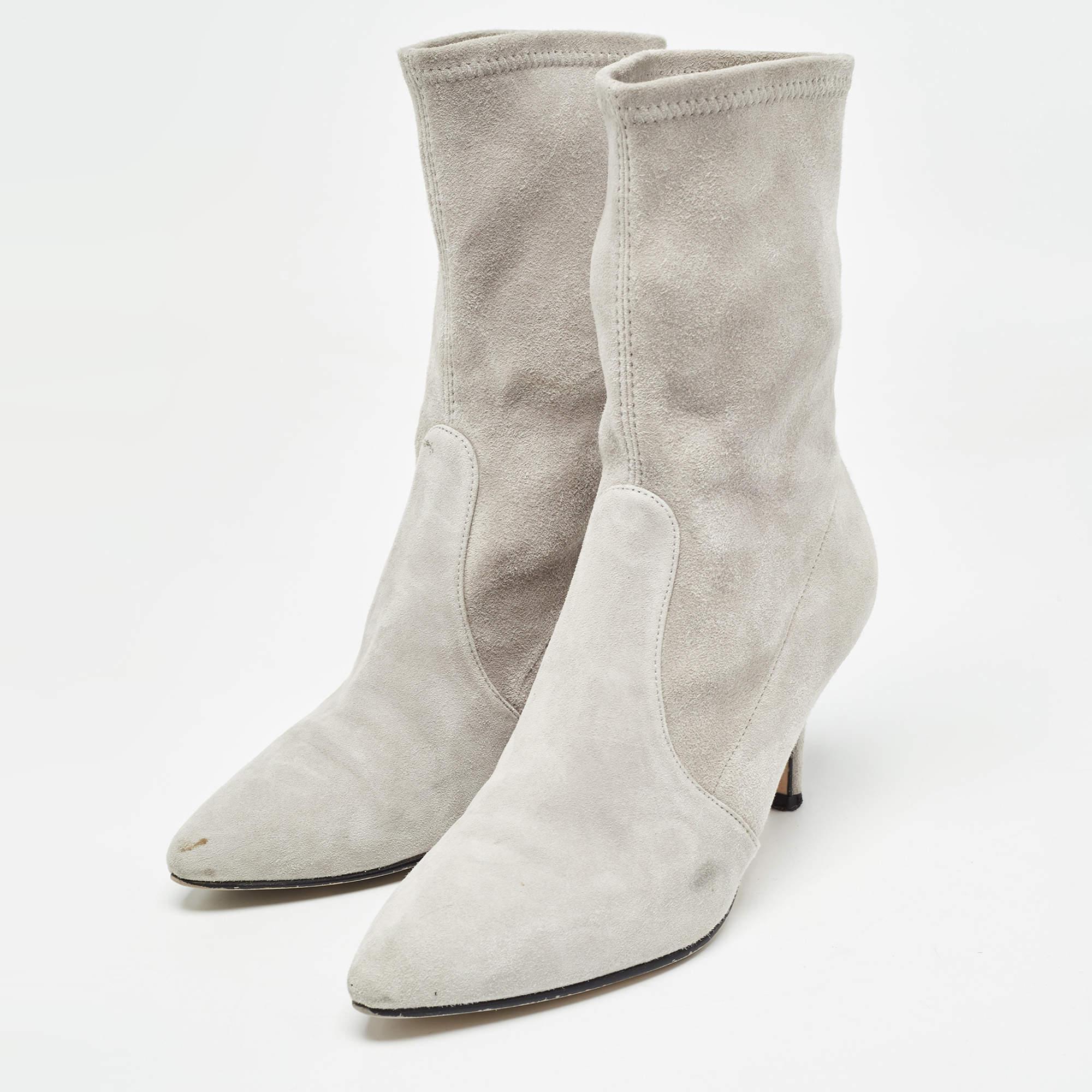 Llama la atención con estos botines de diseño para mujer. Impecablemente elaborados, estos elegantes tacones ofrecen moda y comodidad, elevando tu look con cada paso elegante.

