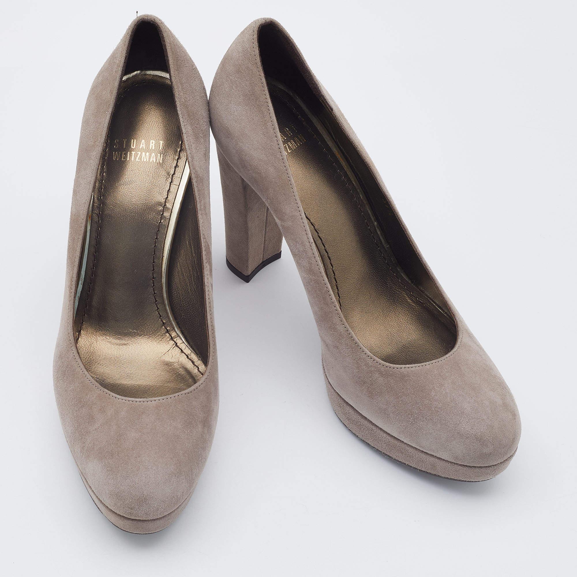 Stuart Weitzman - Pumps con tacco a blocco in pelle scamosciata grigia - misura 37,5 In condizioni buone in vendita a Dubai, Al Qouz 2