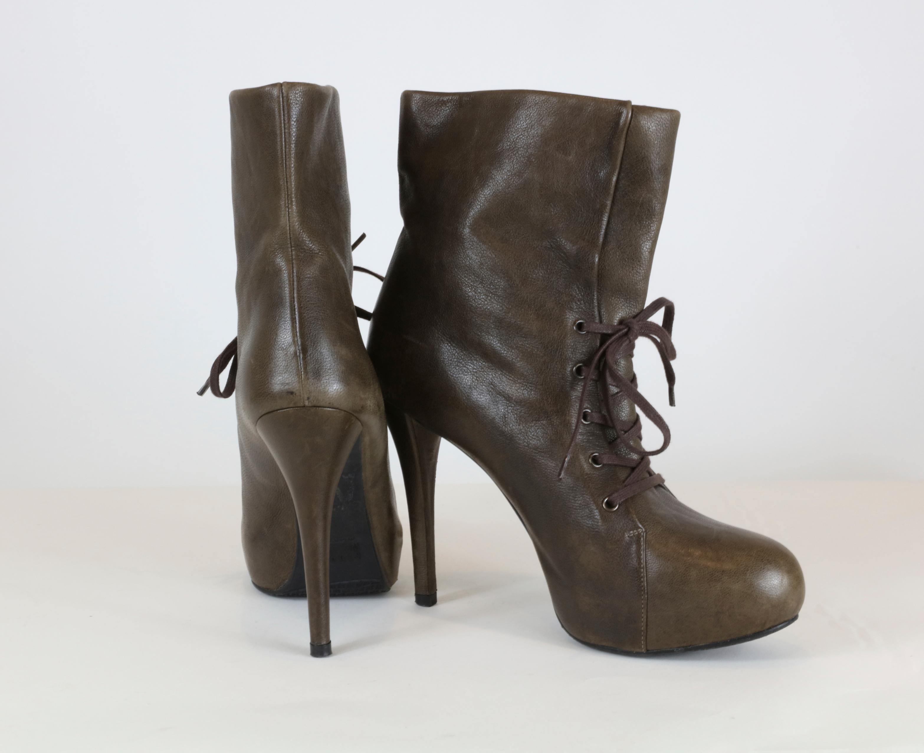 Stuart Weitzman Heel Boots In Good Condition In Bridgehampton, NY
