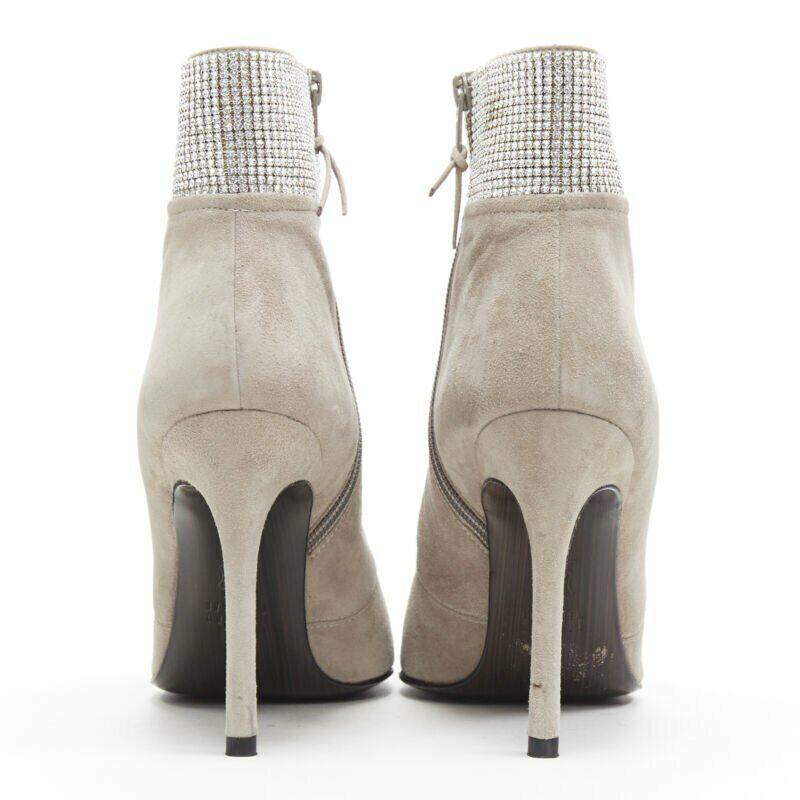 STUART WEITZMAN Bottines Highbeams en daim fossile gris ornées de cristaux EU38.5 Pour femmes en vente