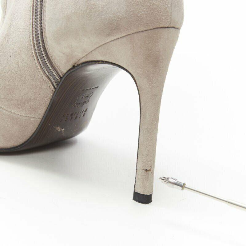 STUART WEITZMAN Bottines Highbeams en daim fossile gris ornées de cristaux EU38.5 en vente 3