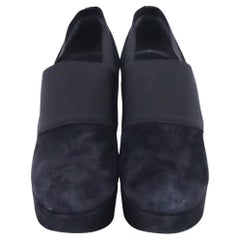 Stuart Weitzman Kilgore Plateau-Stiefeletten mit elastischem Riemen aus schwarzem Wildleder