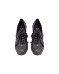 Décolleté con allacciatura e punta a ala di Stuart Weitzman in pelle grigia