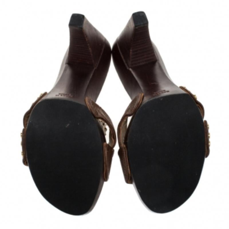 Stuart Weitzman Sandales à plateforme en bois en cuir avec coquille de conque Taille 37 en vente 2
