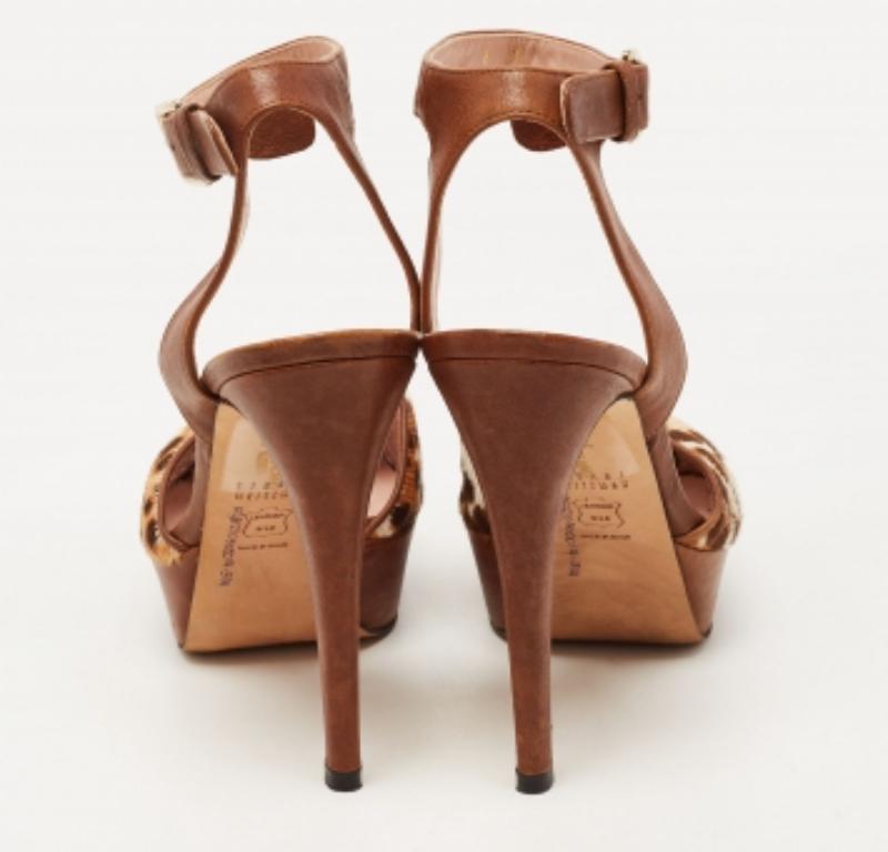 Stuart Weitzman Sandalias con correa en el tobillo y plataforma de pelo de potro con estampado de leopardo talla 38.5 en Bueno estado para la venta en Dubai, Al Qouz 2