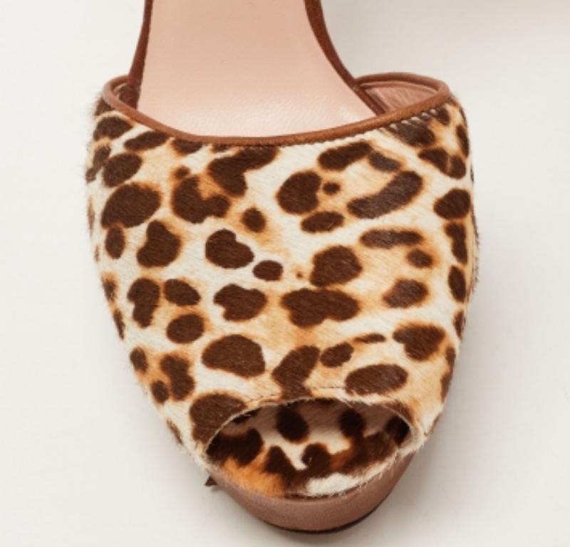 De las mujeres Stuart Weitzman Sandalias con correa en el tobillo y plataforma de pelo de potro con estampado de leopardo talla 38.5 en venta