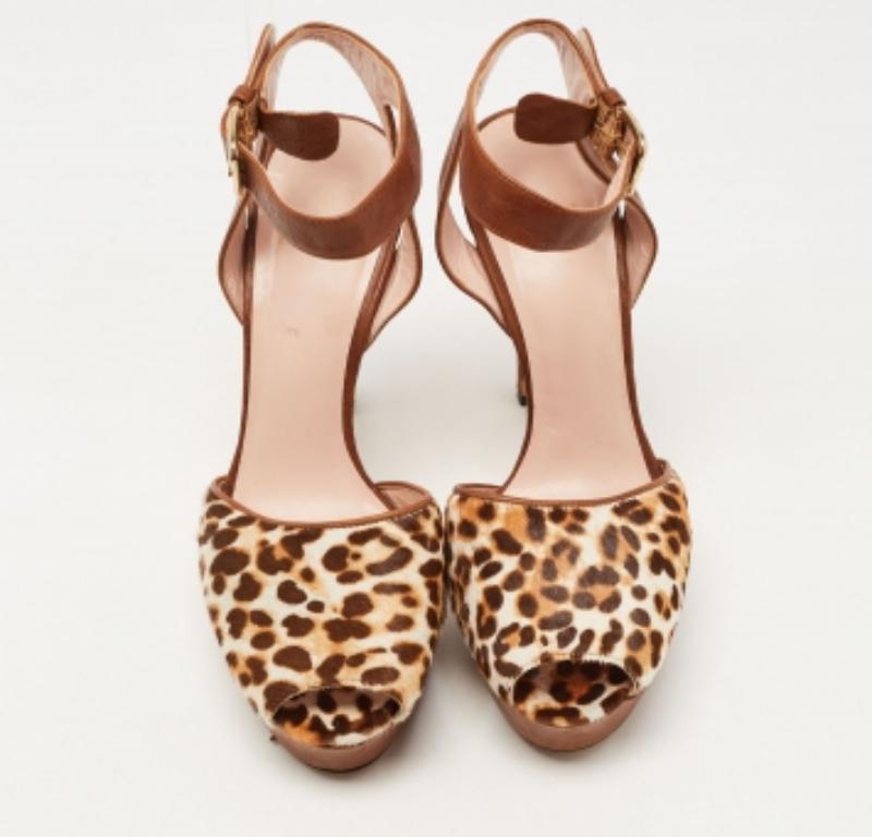 Stuart Weitzman Sandalias con correa en el tobillo y plataforma de pelo de potro con estampado de leopardo talla 38.5 en venta 2