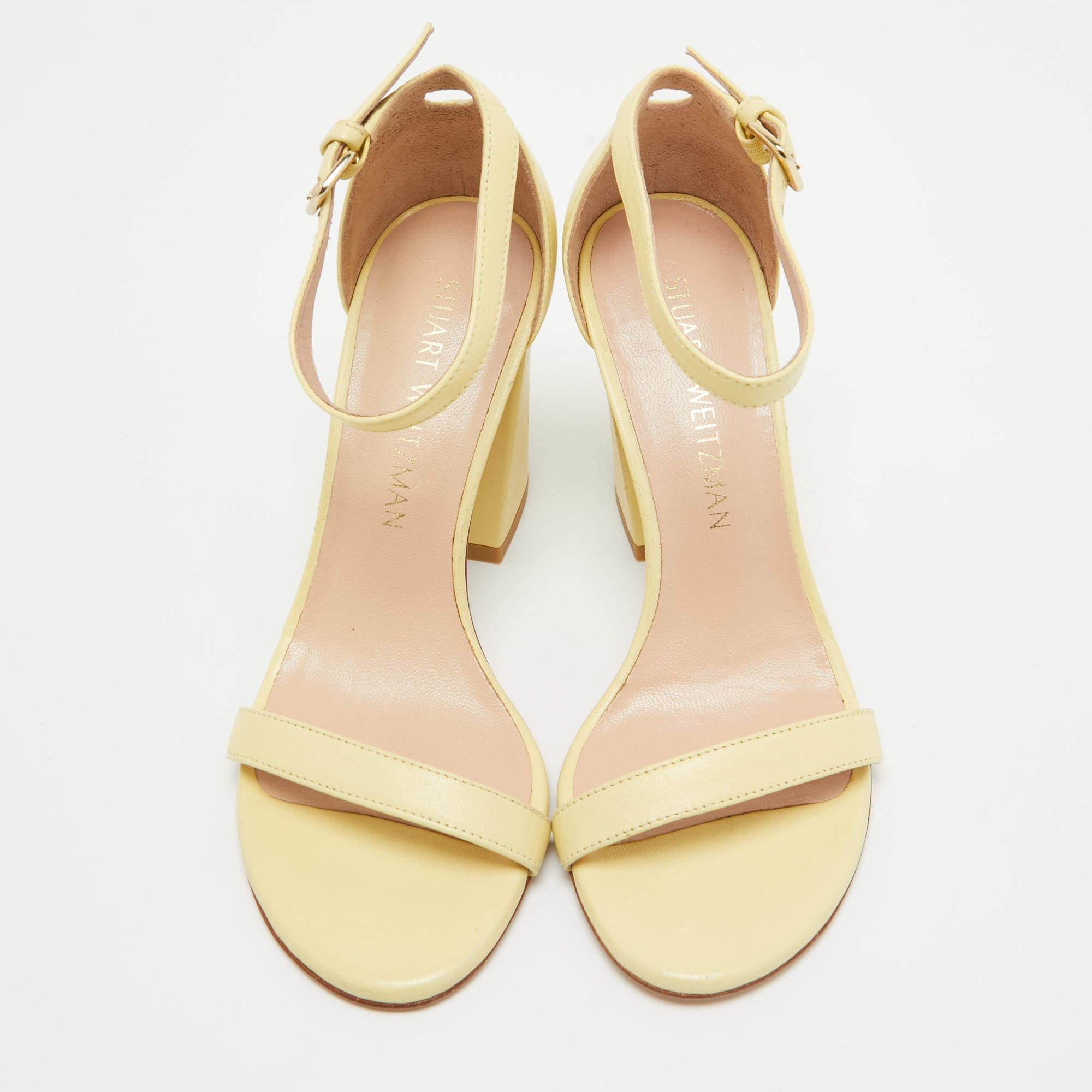 Beige Stuart Weitzman Sandali con cinturino alla caviglia in pelle giallo chiaro misura 36 in vendita
