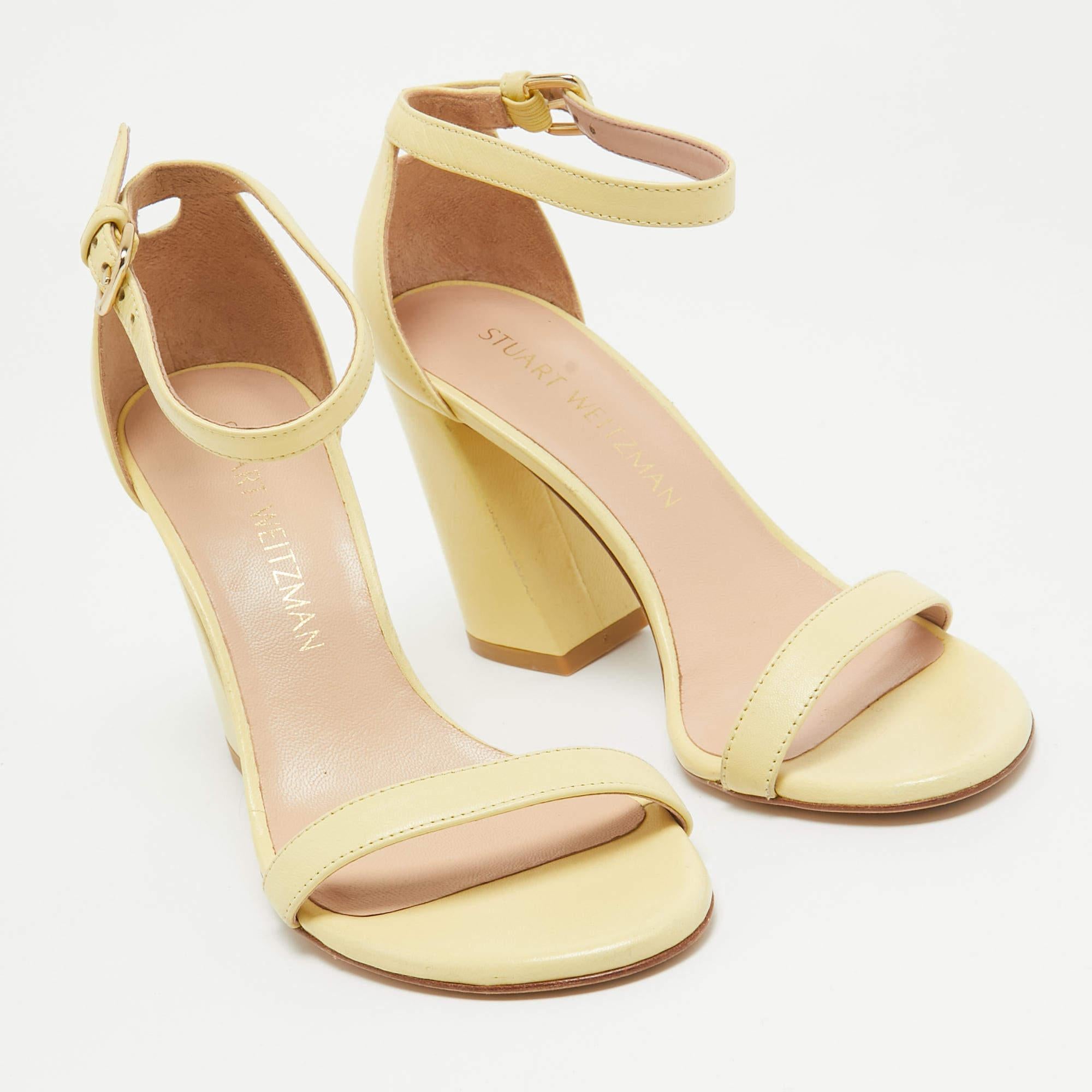 Stuart Weitzman Sandali con cinturino alla caviglia in pelle giallo chiaro misura 36 In condizioni ottime in vendita a Dubai, Al Qouz 2