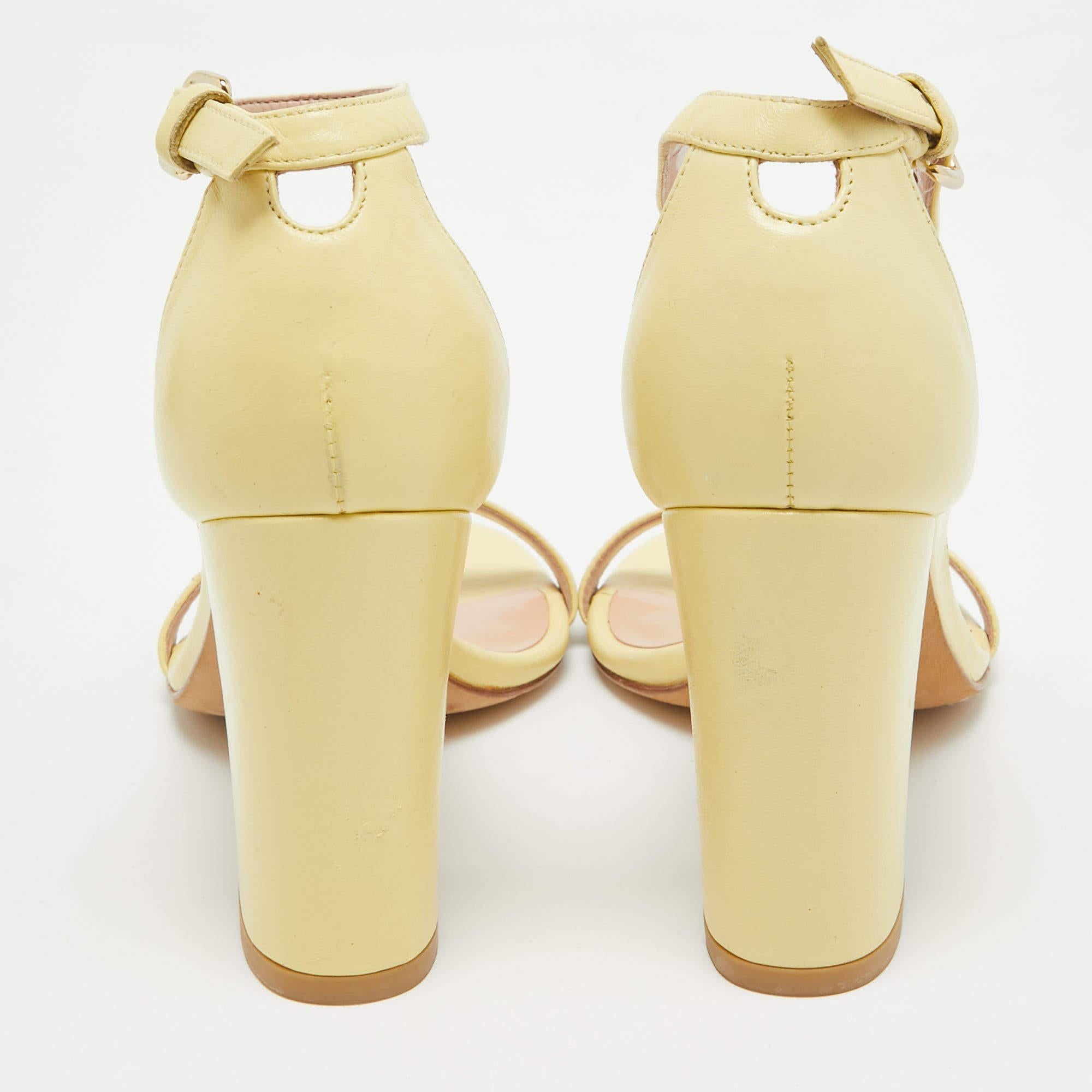 Donna Stuart Weitzman Sandali con cinturino alla caviglia in pelle giallo chiaro misura 36 in vendita