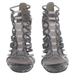 Sandali con cinturini "Loops" di Stuart Weitzman in pelle grigia con effetto pitone