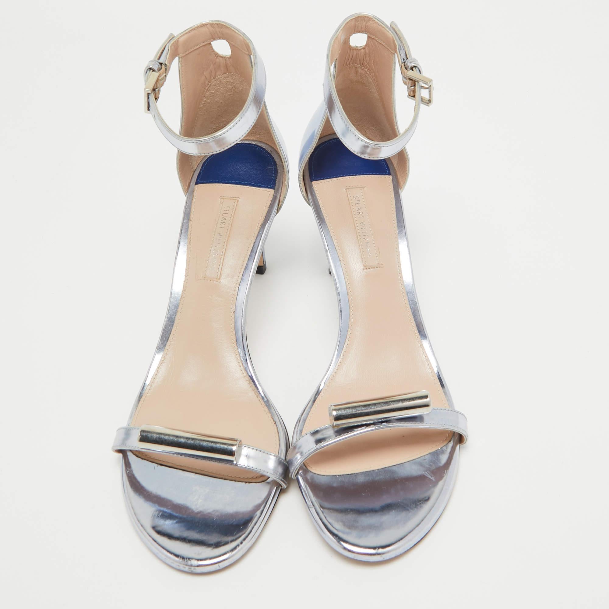 Grigio Stuart Weitzman Sandali con cinturino alla caviglia in pelle blu metallizzata misura 39,5 in vendita