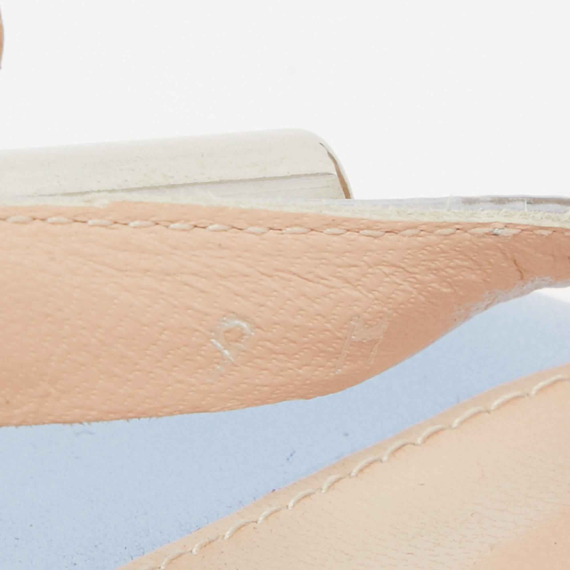 Stuart Weitzman Sandali con cinturino alla caviglia in pelle blu metallizzata misura 39,5 in vendita 3
