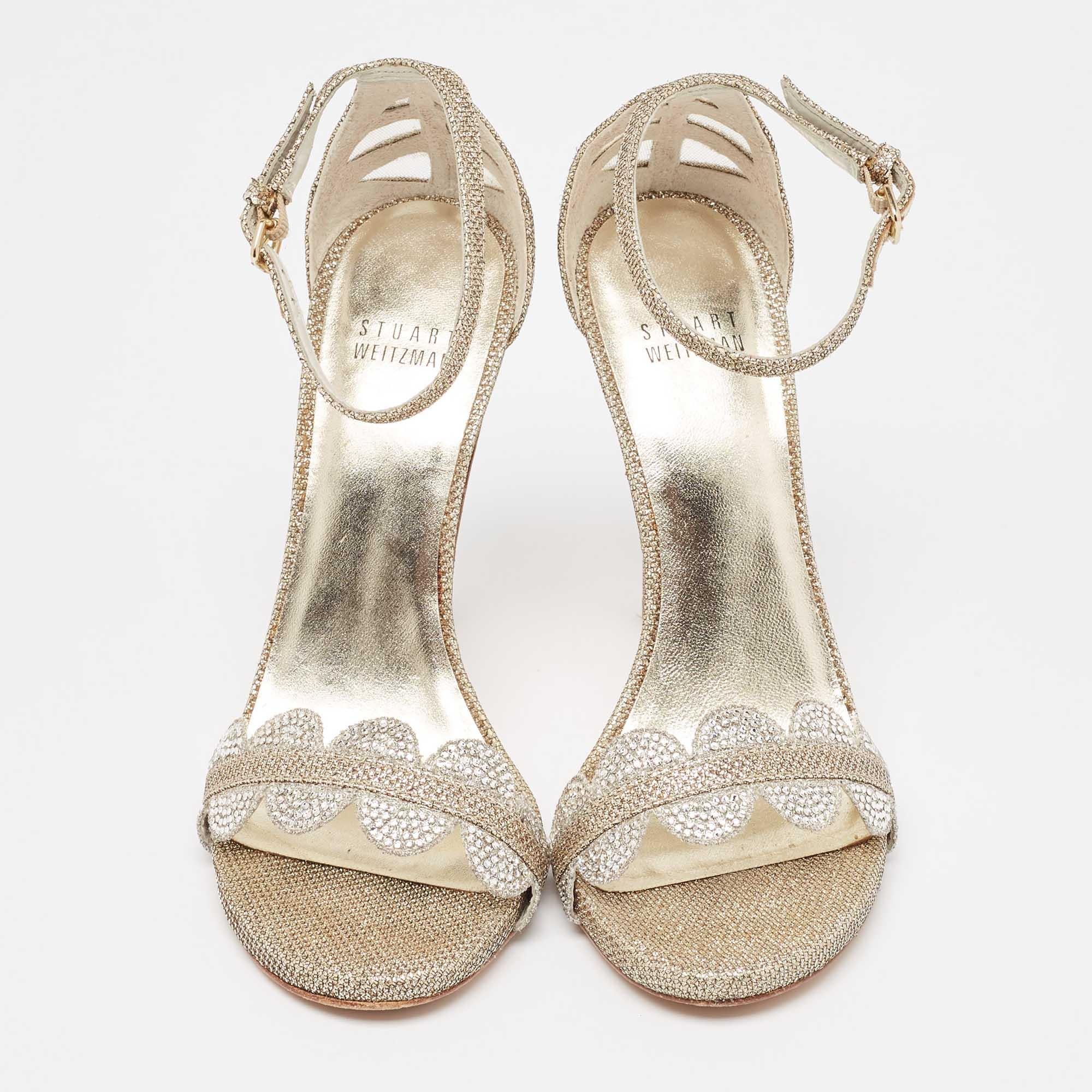 Oro Stuart Weitzman Sandali con cinturino alla caviglia in glitter oro metallizzato misura 37,5 in vendita