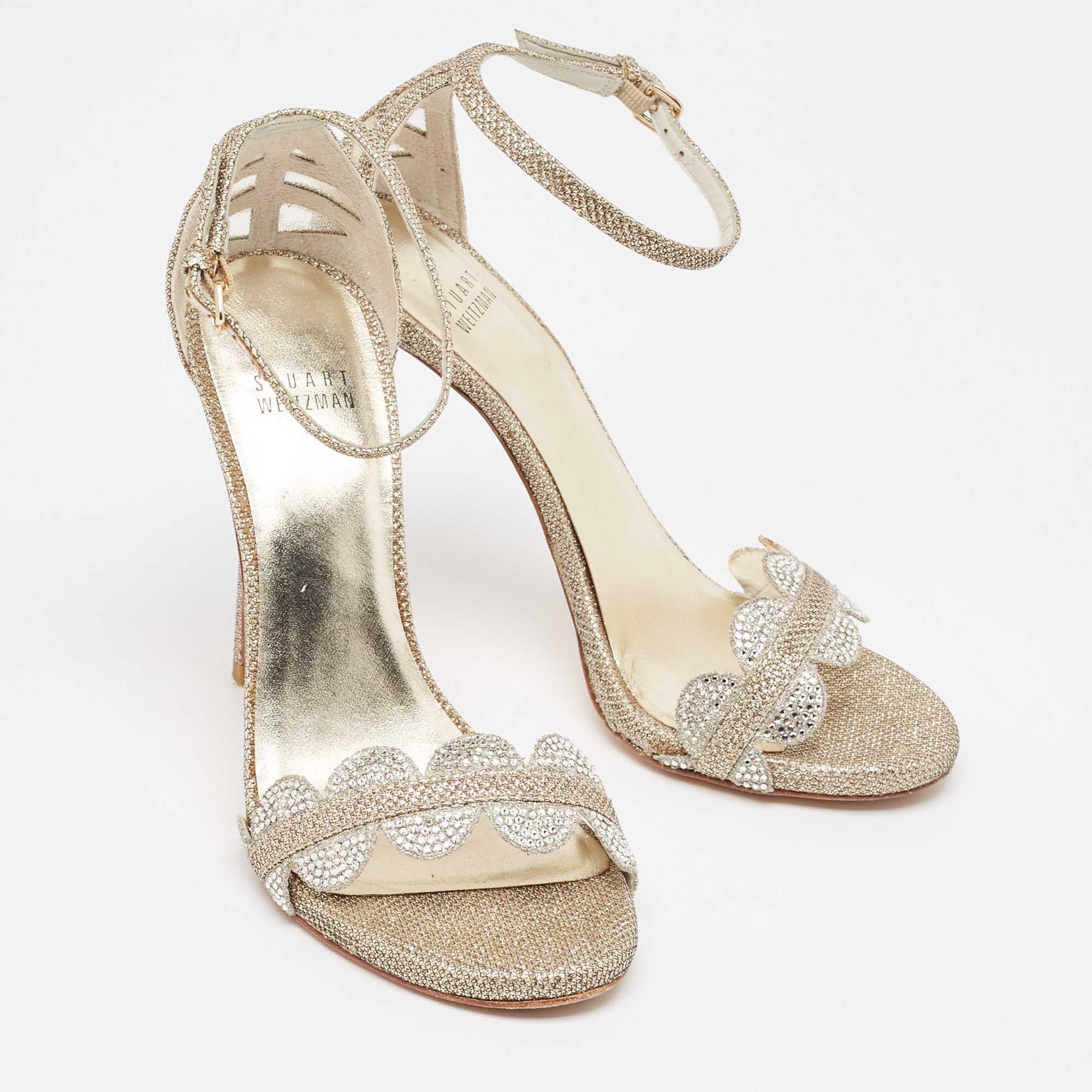 Stuart Weitzman Sandali con cinturino alla caviglia in glitter oro metallizzato misura 37,5 In condizioni buone in vendita a Dubai, Al Qouz 2