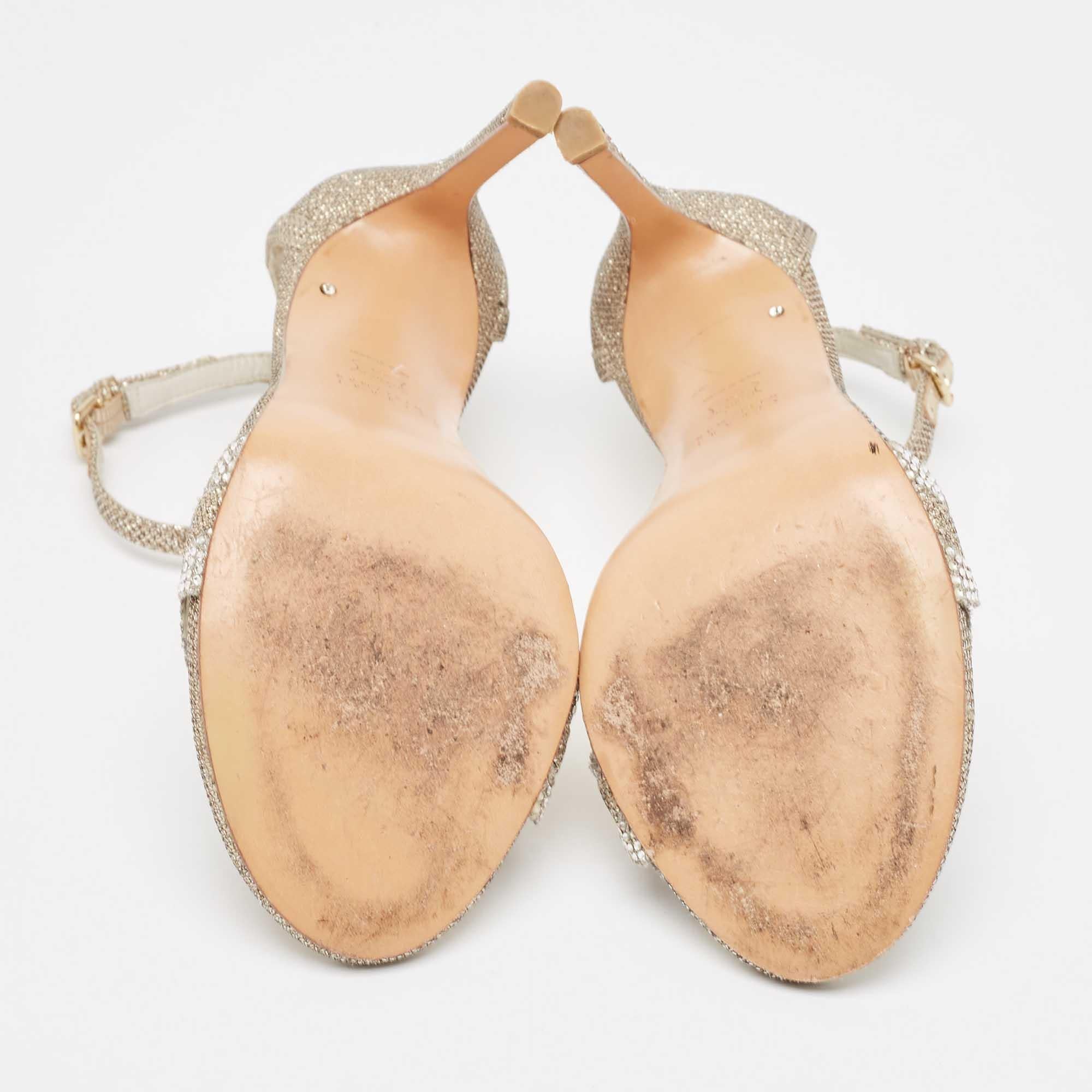 Stuart Weitzman Sandali con cinturino alla caviglia in glitter oro metallizzato misura 37,5 in vendita 1