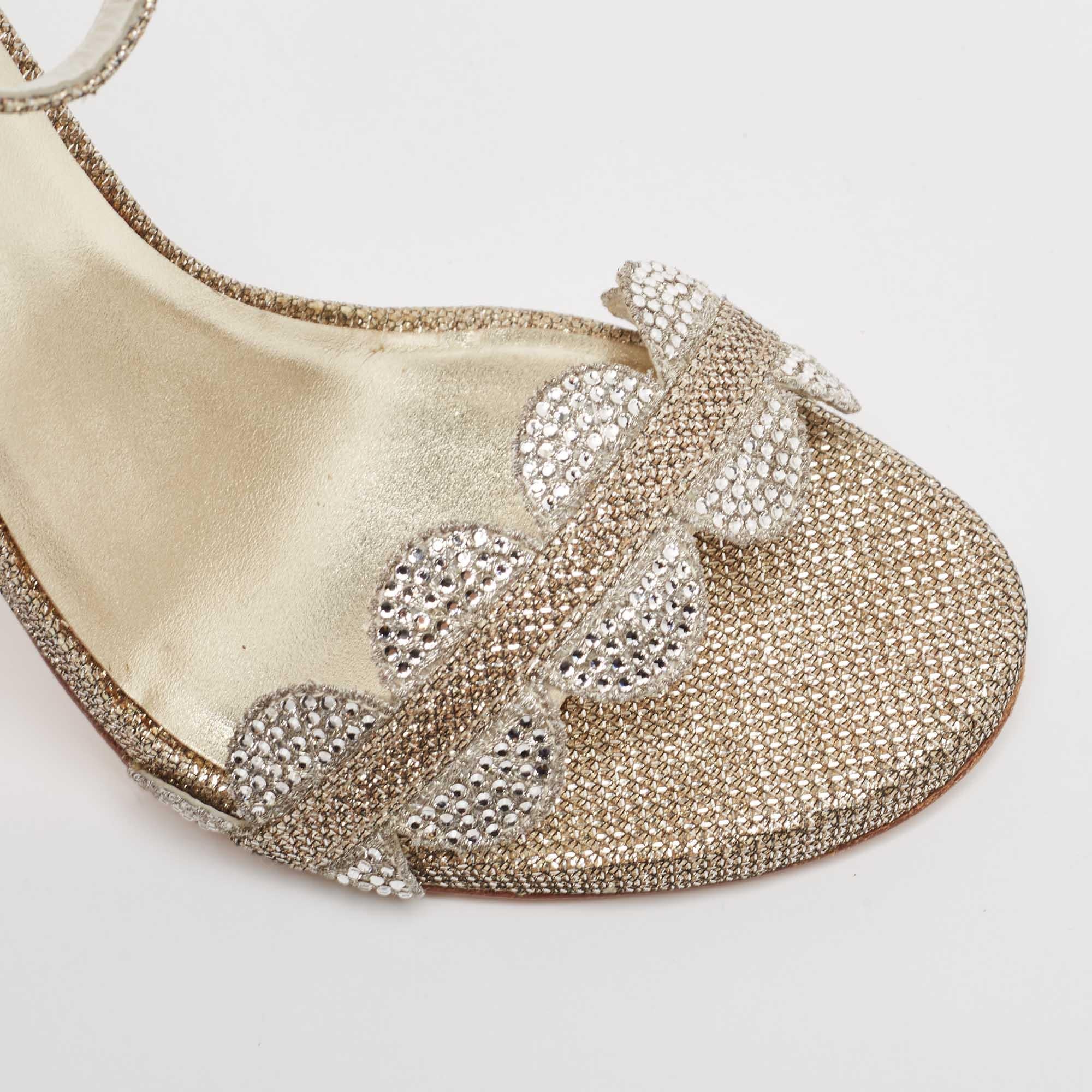 Stuart Weitzman Sandali con cinturino alla caviglia in glitter oro metallizzato misura 37,5 in vendita 2