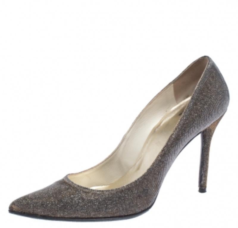 Aumenta il tuo quoziente di stile indossando queste décolleté della casa Stuart Weitzman. L'esterno in tessuto glitterato di queste décolleté è assolutamente fantastico. Caratterizzato da punta e tacco di 11,5 cm, questo paio di scarpe farà