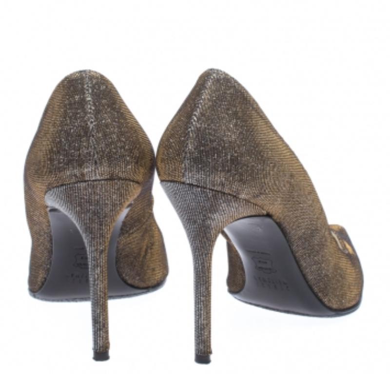 Grigio Stuart Weitzman Pumps a punta in tessuto glitterato oro metallizzato misura 40 in vendita