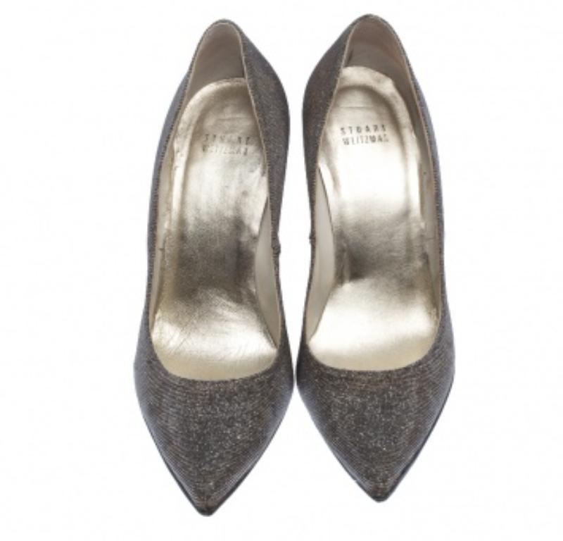 Donna Stuart Weitzman Pumps a punta in tessuto glitterato oro metallizzato misura 40 in vendita