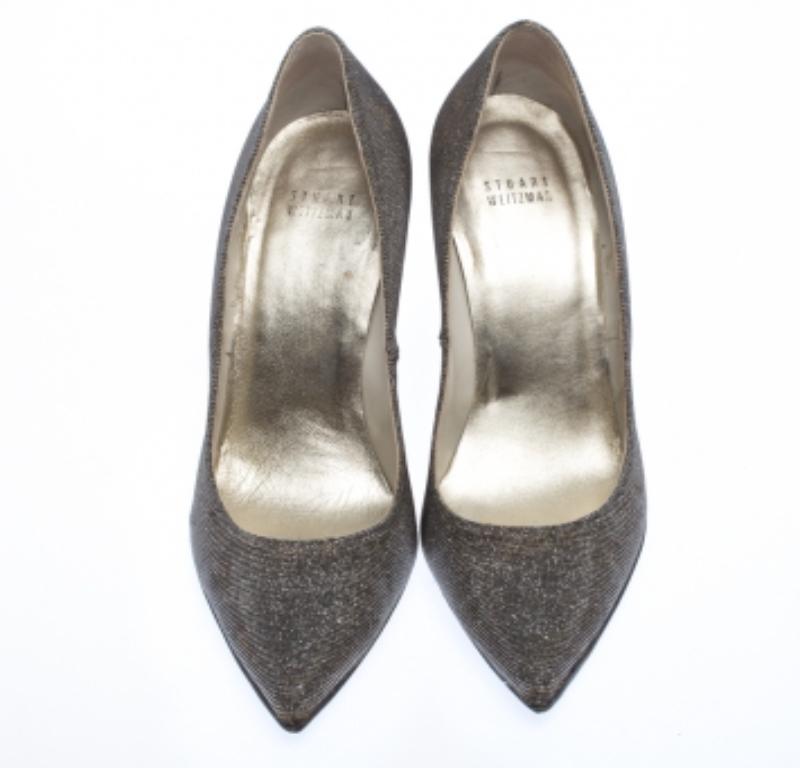 Stuart Weitzman Pumps a punta in tessuto glitterato oro metallizzato misura 40 in vendita 1
