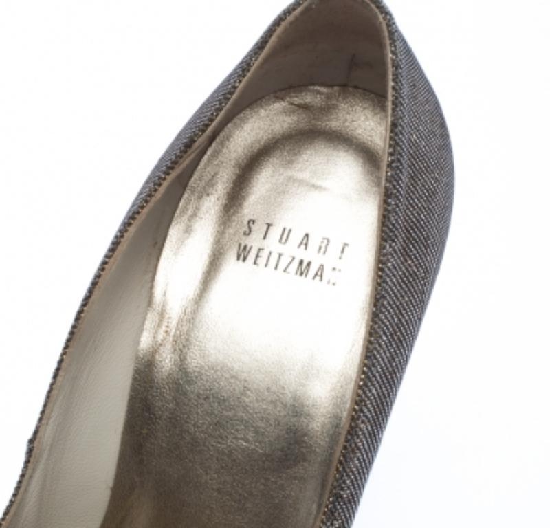Stuart Weitzman Pumps a punta in tessuto glitterato oro metallizzato misura 40 in vendita 2