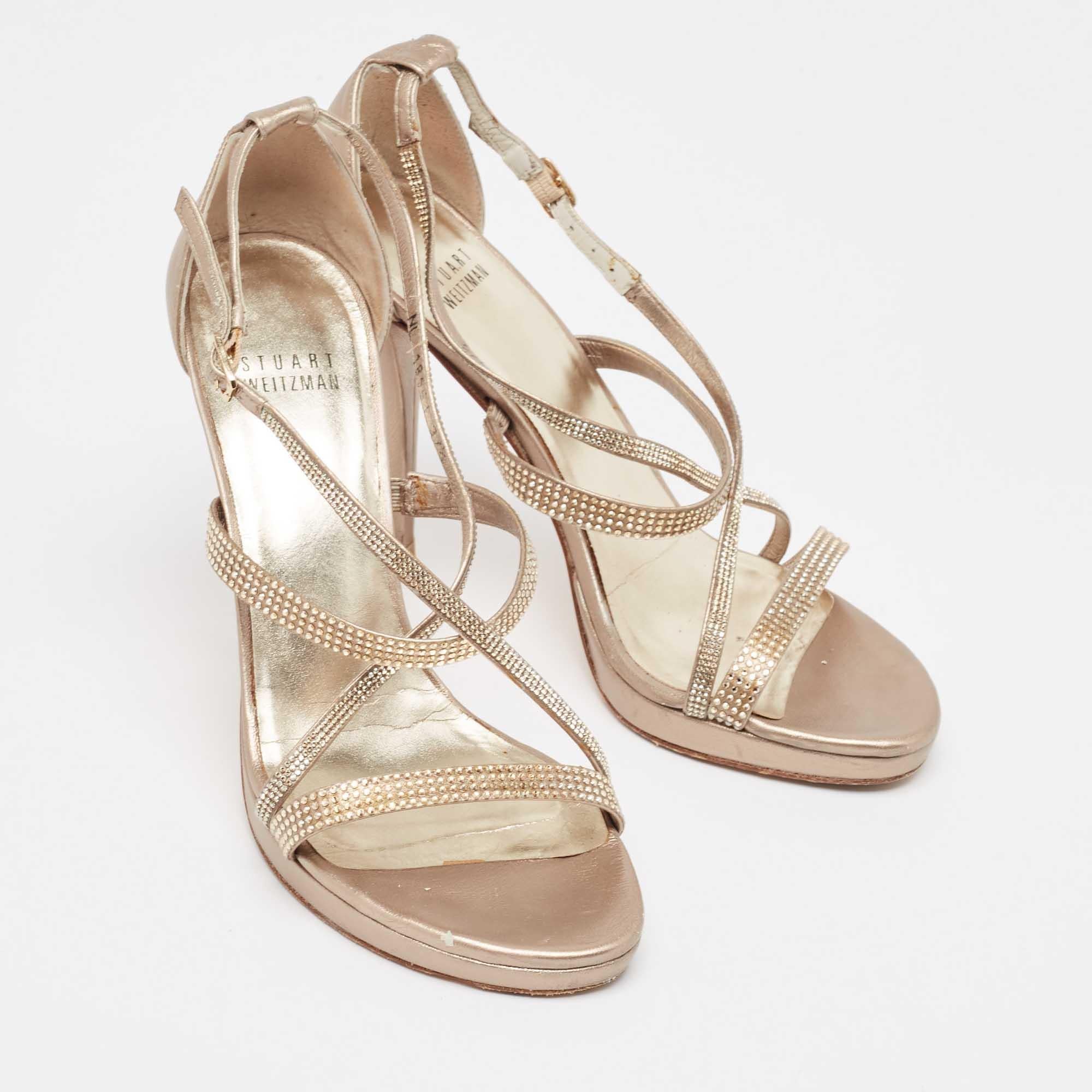 Stuart Weitzman Sandali con cinturino alla caviglia in pelle metallizzata oro e cristalli misura 37,5 In condizioni buone in vendita a Dubai, Al Qouz 2