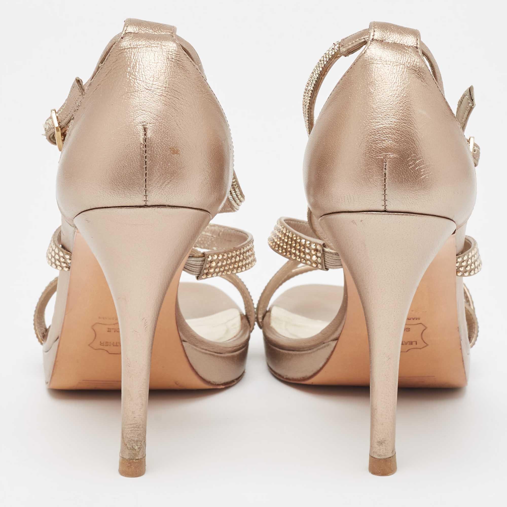 Donna Stuart Weitzman Sandali con cinturino alla caviglia in pelle metallizzata oro e cristalli misura 37,5 in vendita