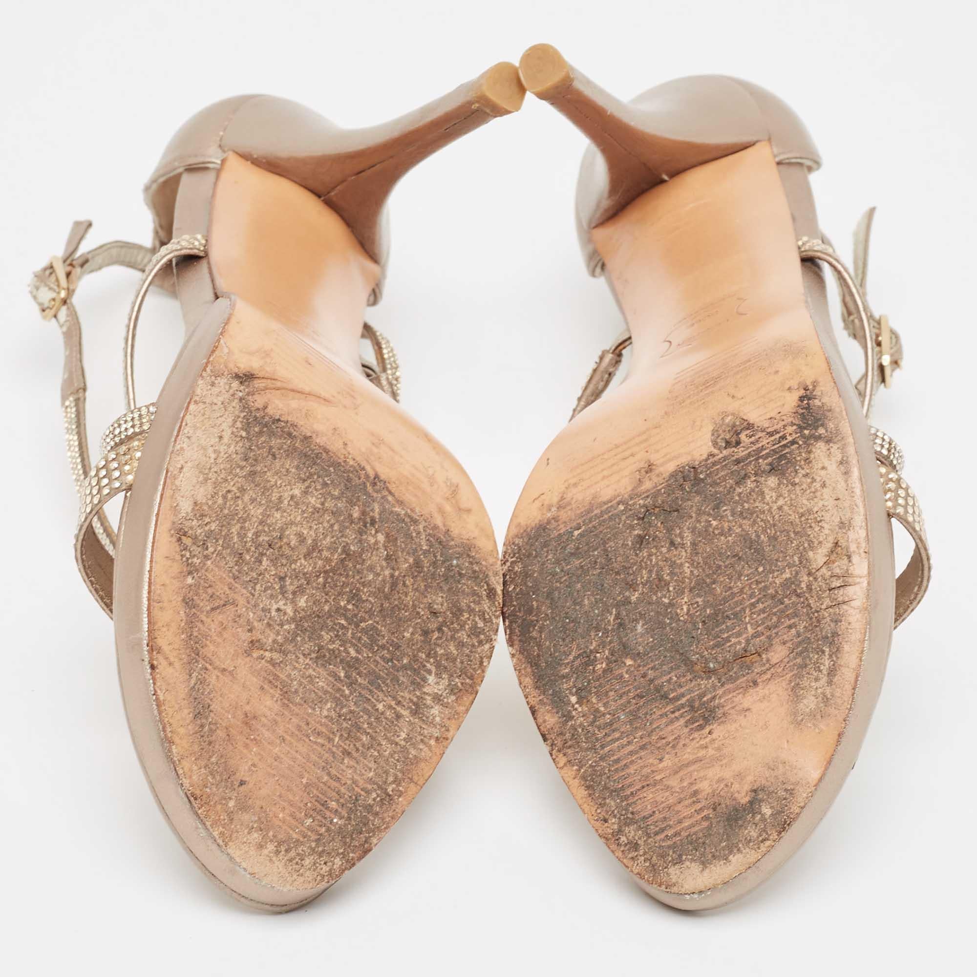 Stuart Weitzman Sandali con cinturino alla caviglia in pelle metallizzata oro e cristalli misura 37,5 in vendita 1