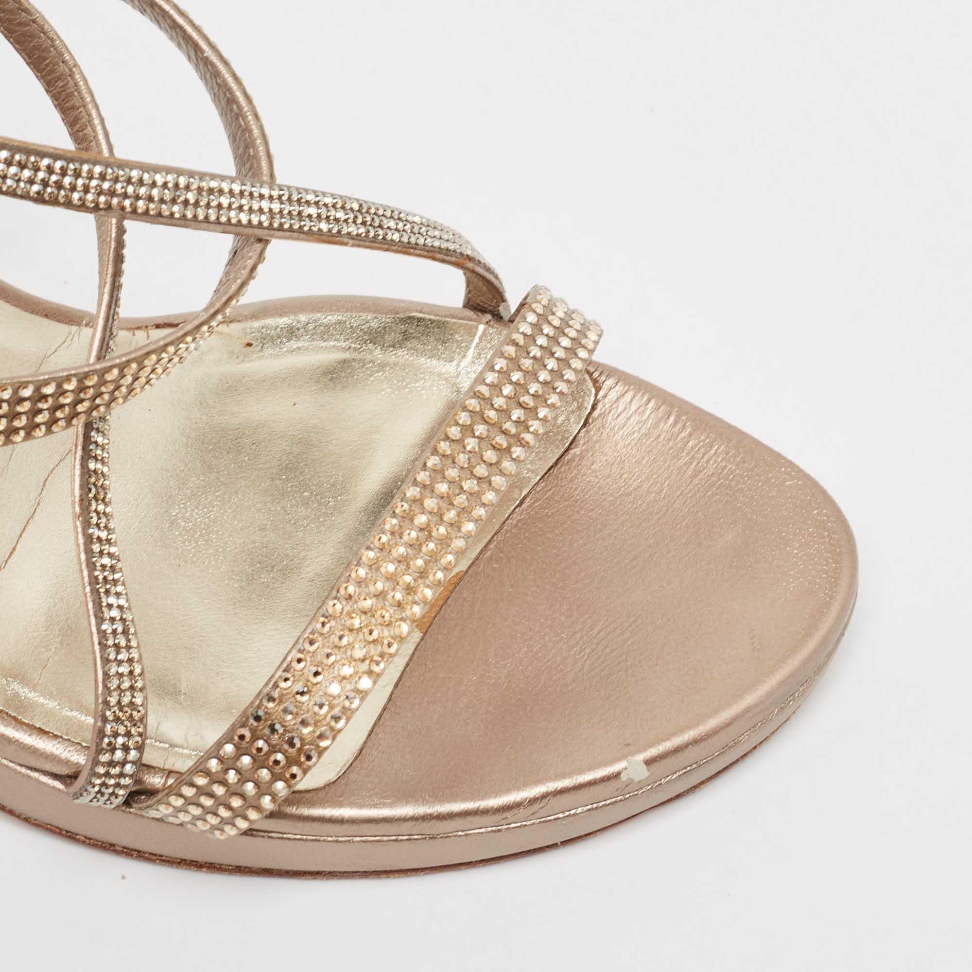Stuart Weitzman Sandali con cinturino alla caviglia in pelle metallizzata oro e cristalli misura 37,5 in vendita 2