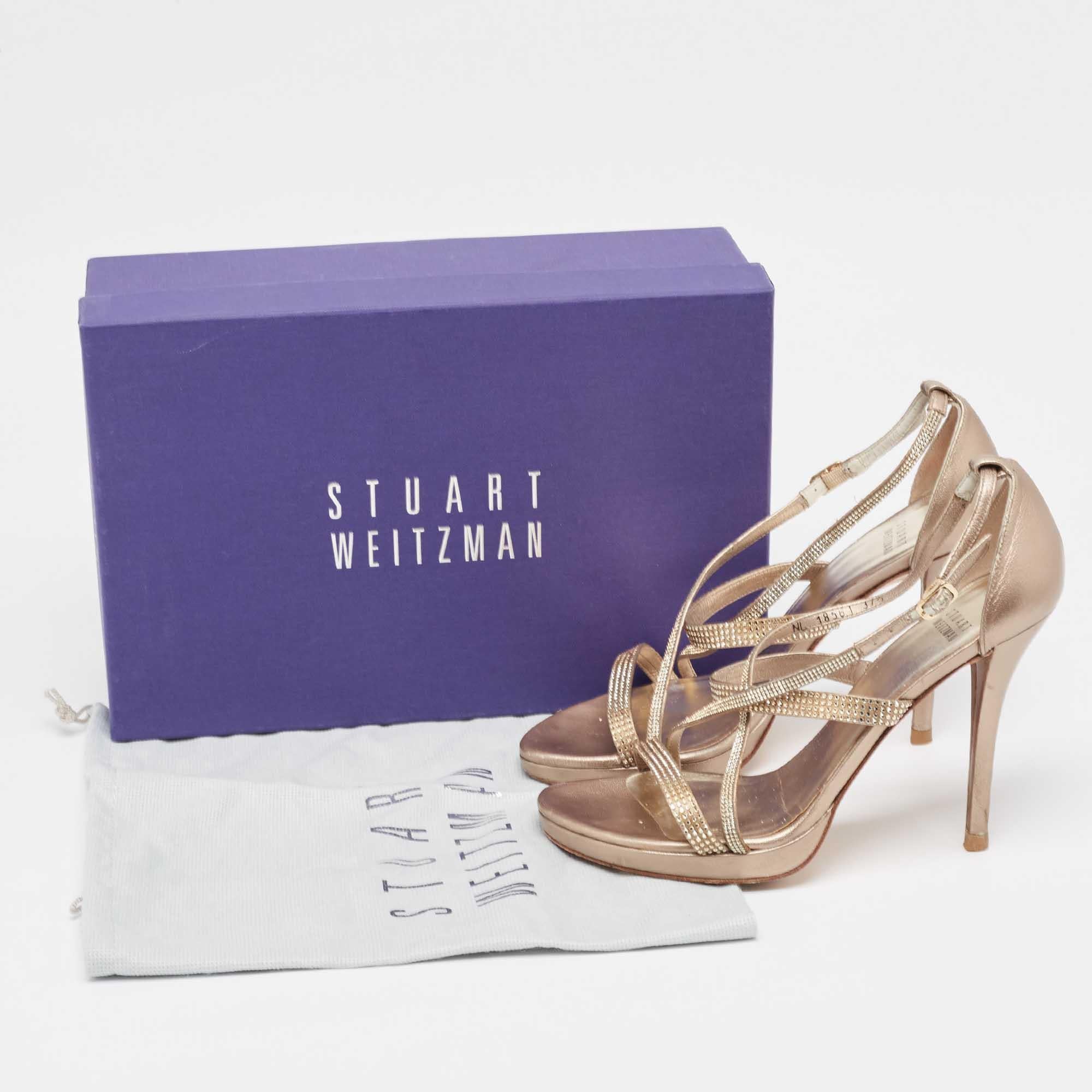 Stuart Weitzman Sandali con cinturino alla caviglia in pelle metallizzata oro e cristalli misura 37,5 in vendita 4