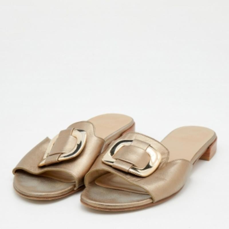 Stile e comfort si uniscono in questi sandali di Stuart Weitzman. Fatte per piacere, sono state realizzate in Spagna in pelle. Le diapositive in oro metallizzato hanno dettagli in tono con l'oro sulla tomaia e suole resistenti per una finitura