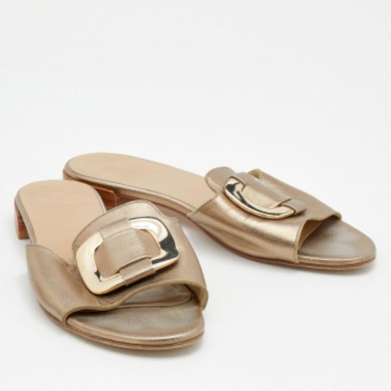 Stuart Weitzman - Sandali in pelle oro metallizzato taglia 39 In condizioni discrete in vendita a Dubai, Al Qouz 2