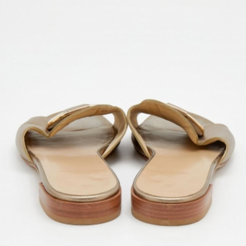 Stuart Weitzman - Sandali in pelle oro metallizzato taglia 39 in vendita 1