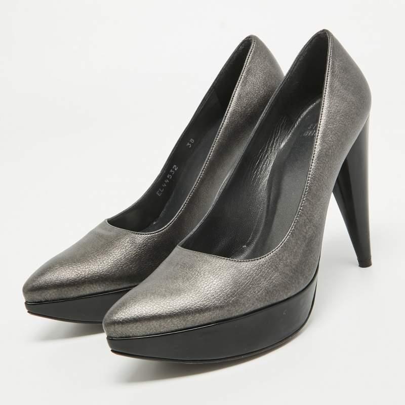 Parfaitement cousues et finies pour garantir un look et une coupe élégants, ces chaussures Stuart Weitzman sont un achat que vous adorerez arborer. Ils sont très beaux sur les pieds.