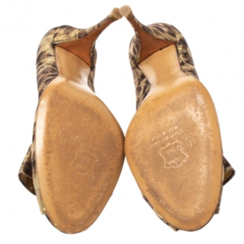 Diese Pumps aus dem Hause Stuart Weitzman strahlen Schönheit im wahren Luxus-Stil aus! Sie wurden aus Metallic-Lamé-Stoff gefertigt und mit Leopardenprints, 10 cm hohen Absätzen und Schleifen auf dem Oberteil versehen. Sie können sie mit zahlreichen