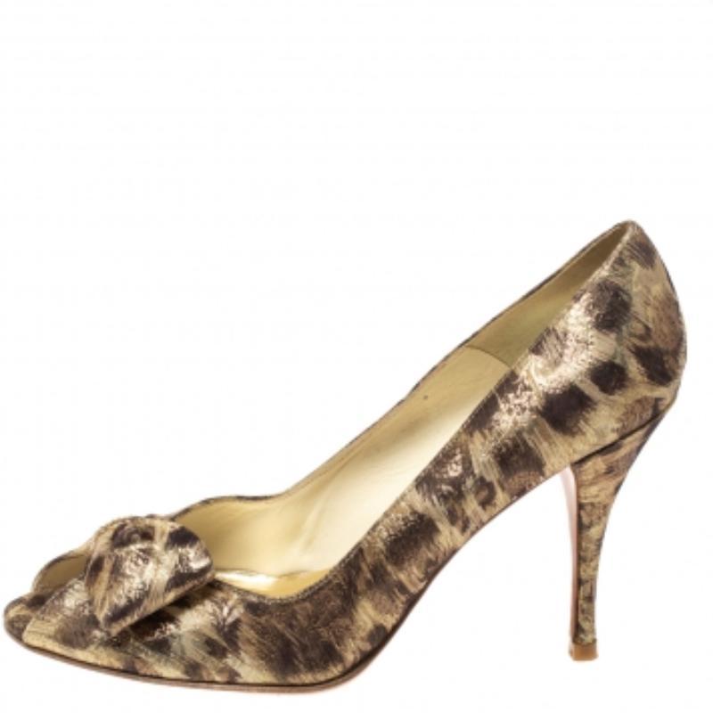 Stuart Weitzman Metallic Lamé Stoff Leopard Print Schleife Peep Toe Pumps Größe 39.5 im Zustand „Gut“ im Angebot in Dubai, Al Qouz 2