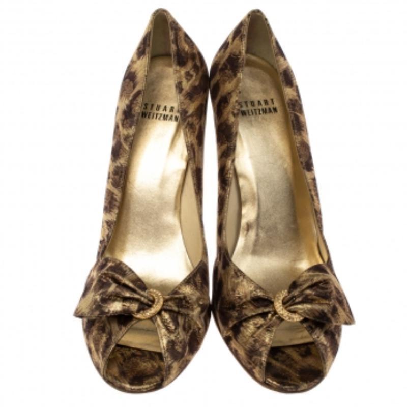 Stuart Weitzman Metallic Lamé Stoff Leopard Print Schleife Peep Toe Pumps Größe 39.5 Damen im Angebot