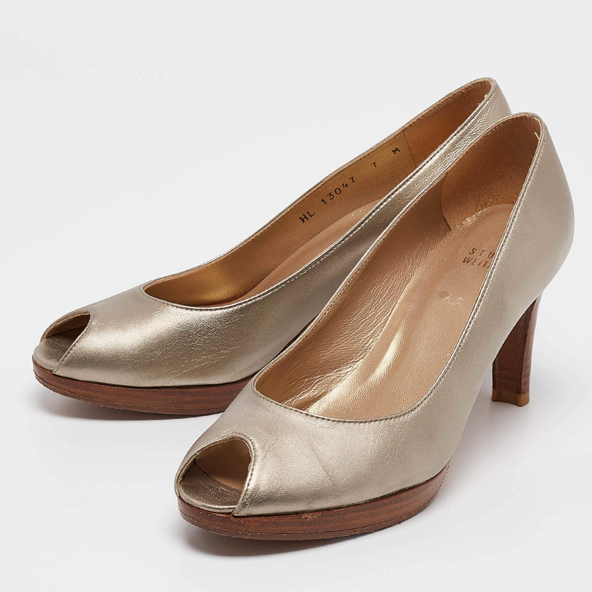Affichez un style élégant avec cette paire d'escarpins. Ces chaussures élégantes sont fabriquées à partir de matériaux de qualité. Ils sont posés sur des semelles durables et des talons élégants.