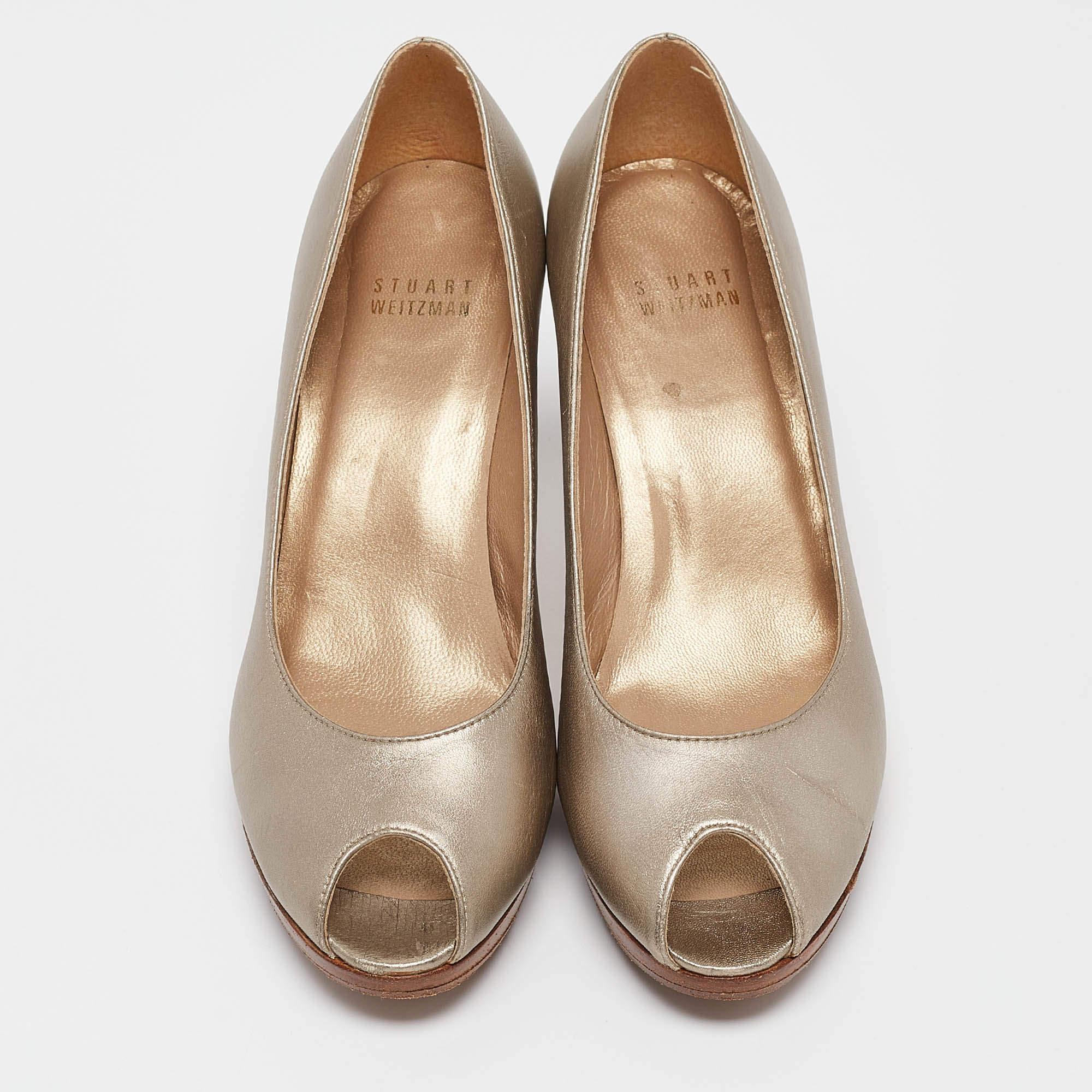 Marron Stuart Weitzman escarpins à bout ouvert en cuir métallisé, taille 37,5 en vente