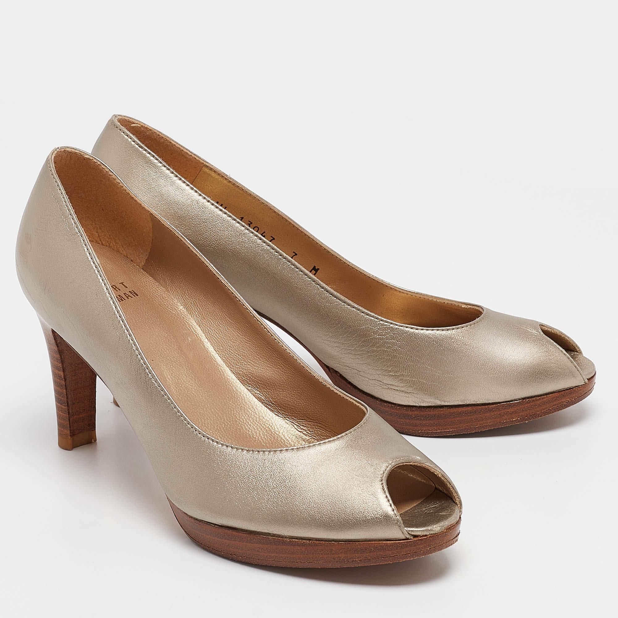 Stuart Weitzman escarpins à bout ouvert en cuir métallisé, taille 37,5 Bon état - En vente à Dubai, Al Qouz 2