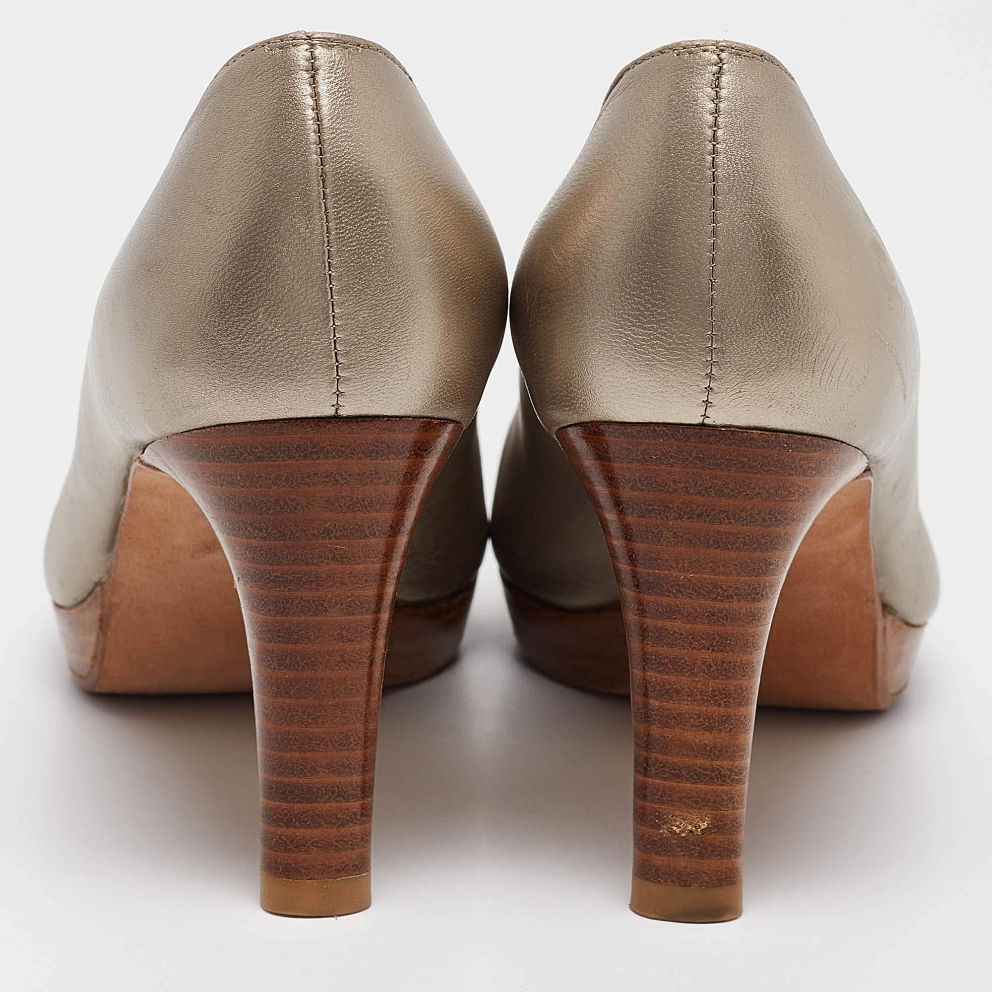 Stuart Weitzman escarpins à bout ouvert en cuir métallisé, taille 37,5 Pour femmes en vente