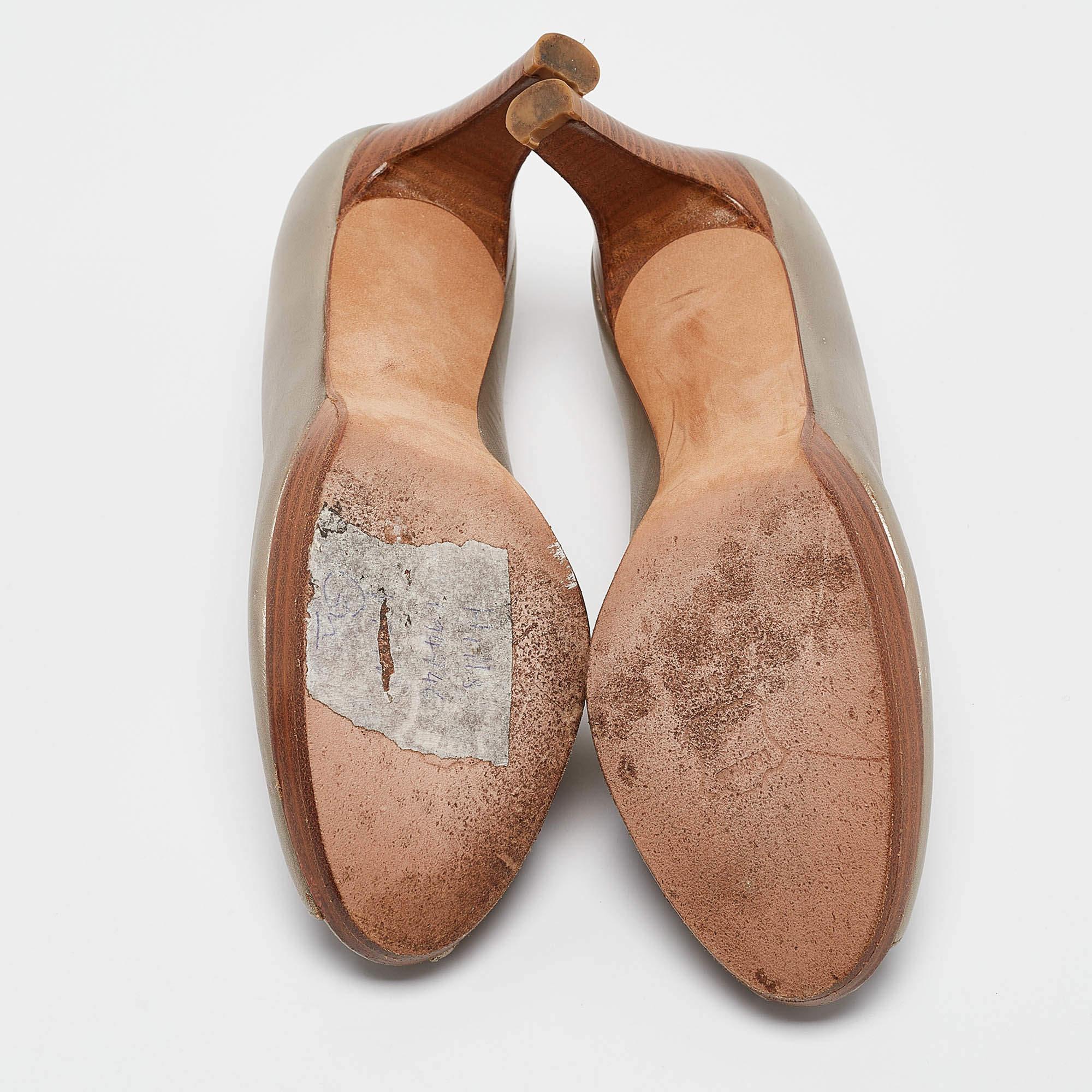 Stuart Weitzman escarpins à bout ouvert en cuir métallisé, taille 37,5 en vente 1
